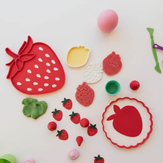Set joacă senzorială "Capsunele vesele" - caspuna, tava tarta, mini capsunele, forma plastilina, printat 3D, Activitati Montessori si Sensory Play 3 Set joacă senzorială "Capsunele vesele" - caspuna, tava tarta, mini capsunele, forma plastilina, printat 3D, Activitati Montessori si Sensory Play