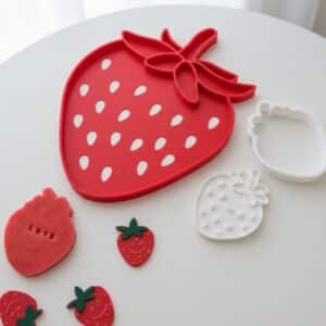 Set joacă senzorială "Capsunele vesele" - caspuna, tava tarta, mini capsunele, forma plastilina, printat 3D, Activitati Montessori si Sensory Play 8 Set joacă senzorială "Capsunele vesele" - caspuna, tava tarta, mini capsunele, forma plastilina, printat 3D, Activitati Montessori si Sensory Play - imagine 3