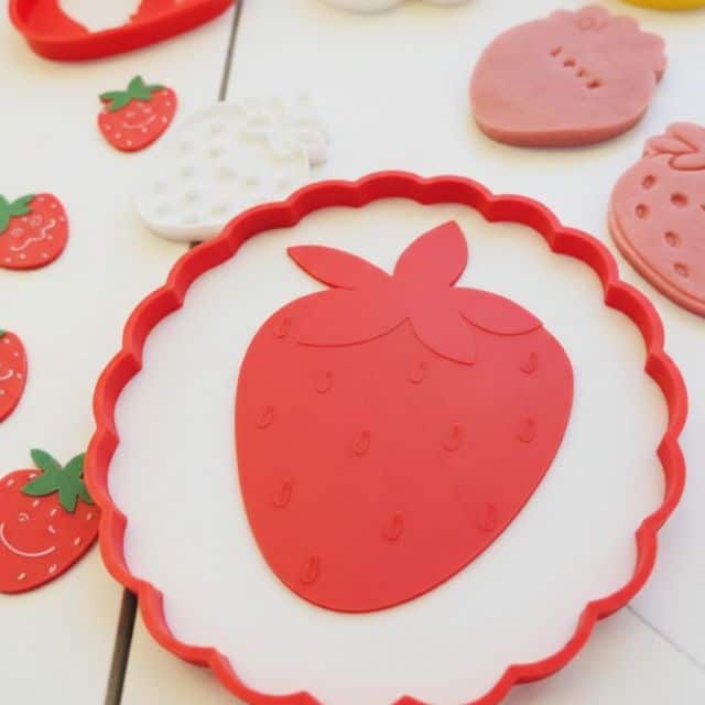 Set joacă senzorială "Capsunele vesele" - caspuna, tava tarta, mini capsunele, forma plastilina, printat 3D, Activitati Montessori si Sensory Play 6 Set joacă senzorială "Capsunele vesele" - caspuna, tava tarta, mini capsunele, forma plastilina, printat 3D, Activitati Montessori si Sensory Play - imagine 4