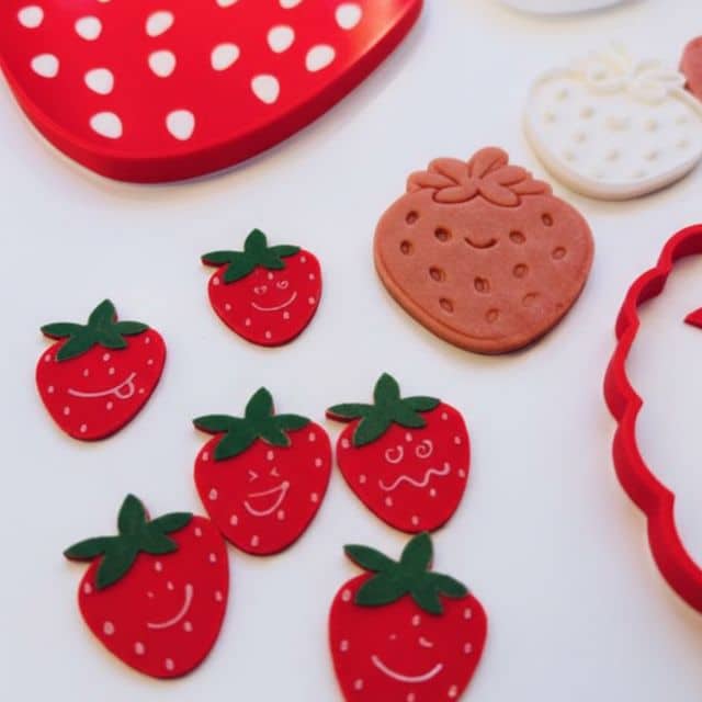 Set joacă senzorială "Capsunele vesele" - caspuna, tava tarta, mini capsunele, forma plastilina, printat 3D, Activitati Montessori si Sensory Play 4 Set joacă senzorială "Capsunele vesele" - caspuna, tava tarta, mini capsunele, forma plastilina, printat 3D, Activitati Montessori si Sensory Play - imagine 2