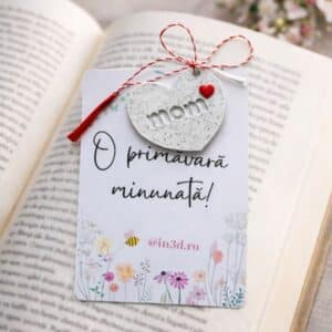 Martisor inovator printat 3D, mom cu inima simbol pe carton ilustrat "O primavara minunata", Cadou 1 Martie, Ziua Mamei, alb marble cu rosu, cu card si snur de martisor