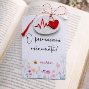 Martisor inovator printat 3D, inima cu puls simbol pe carton ilustrat "O primavara minunata", Cadou 1 Martie, Ziua Mamei, alb marble cu rosu, cu card si snur de martisor